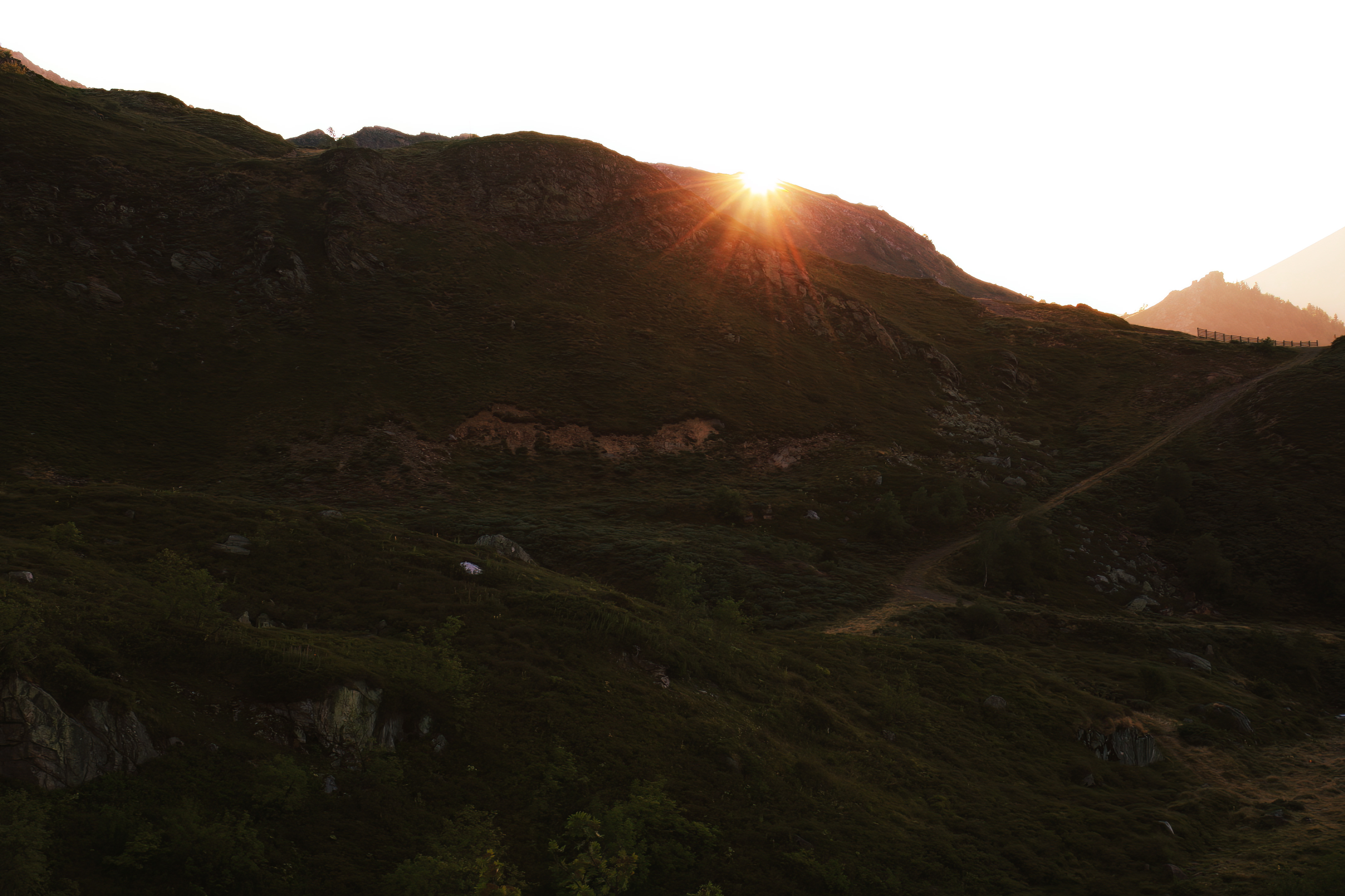 Étoile du soir sur la crête ጠ Dernier rayon aux Monts d'Olmes